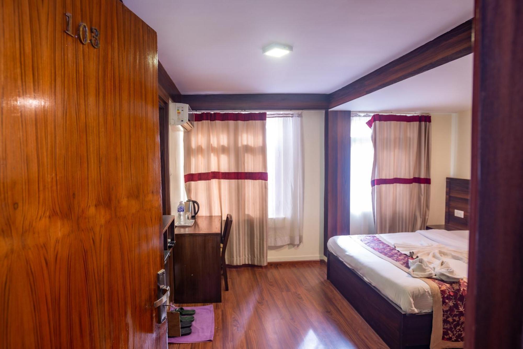 Hotel Yambu Катманду Экстерьер фото