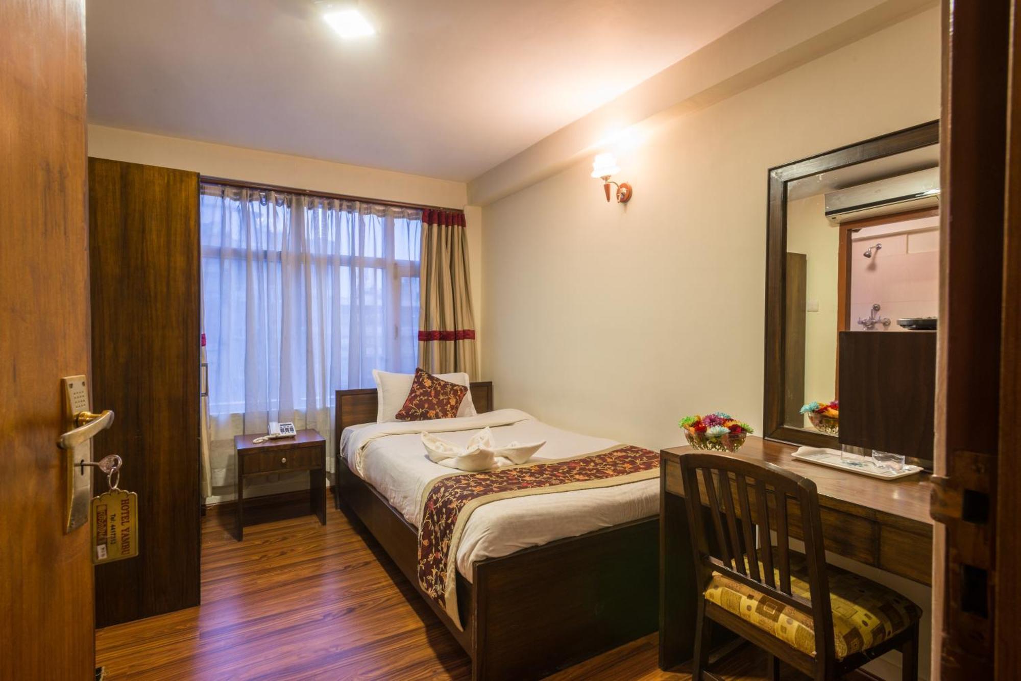 Hotel Yambu Катманду Экстерьер фото